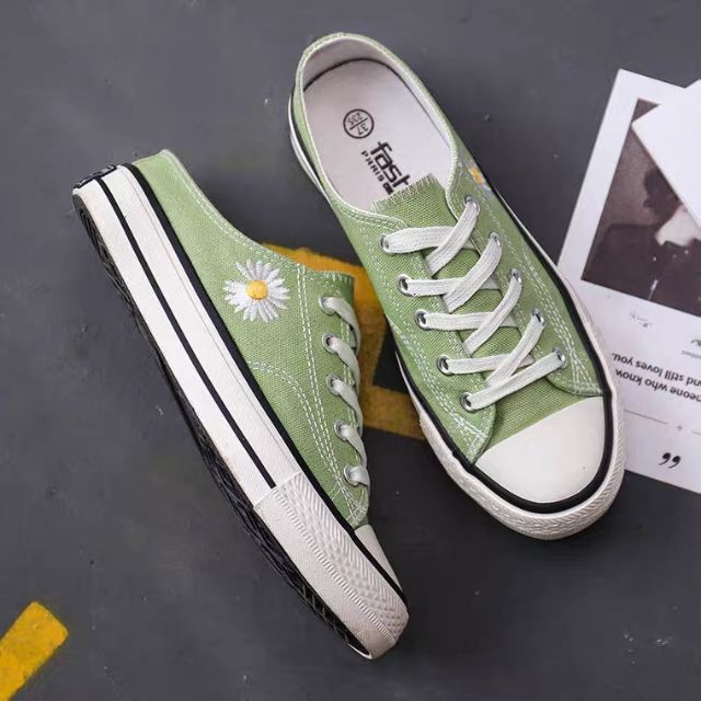 WAMT10K - giảm 10k cho đơn bất kì Giày sục thể thao nữ thêu hoa cúc kèm chữ ký A333 | BigBuy360 - bigbuy360.vn