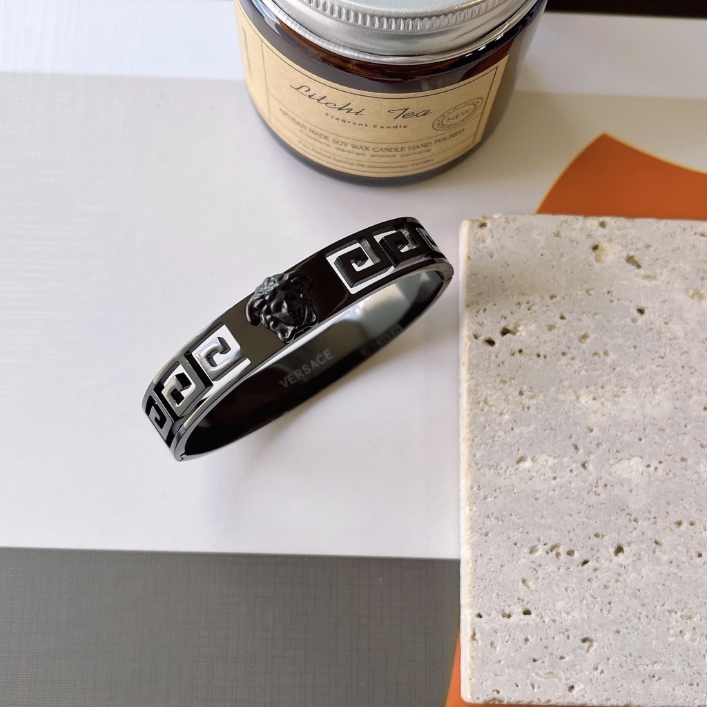 Vòng Tay Versace Bằng Thép Titan In Chữ Rỗng