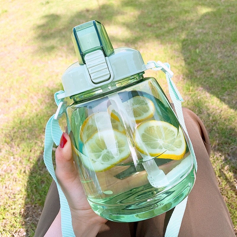 Bình Nước Dung Tích Lớn 1300ml Có Ống Hút Và Dây Đeo Dễ Thương JP6