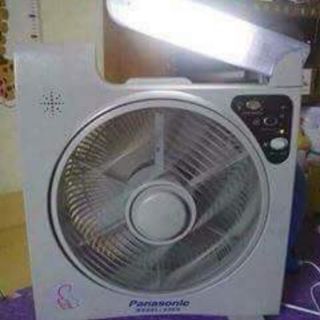 quạt tích điện cao cấp panasonic 2 bình có đèn
