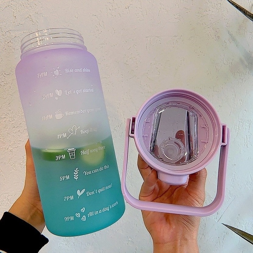 【free stickers】Bình Đựng Nước Dễ Thương Có Vạch Báo Giờ Uống Nước Bình nước 2 lít , bình đựng nước nhựa 2L có ống hút bình uống nước cho bé có ống hút
