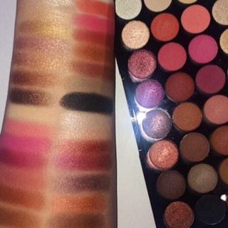Bảng phấn mắt Make up Revolution Flawless 4
