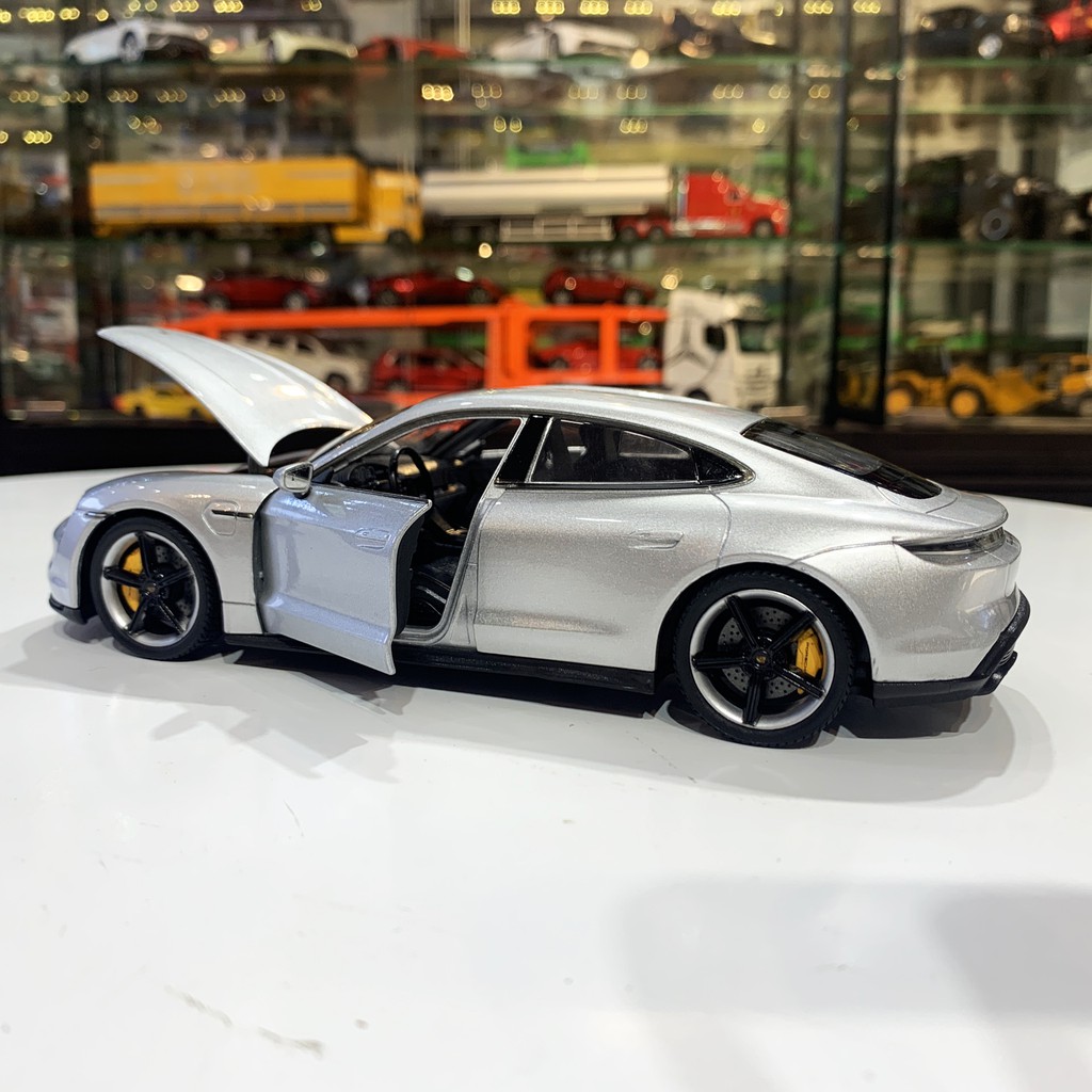 Mô hình xe Porsche Taycan Turbo S tỉ lệ 1:24 hãng Welly