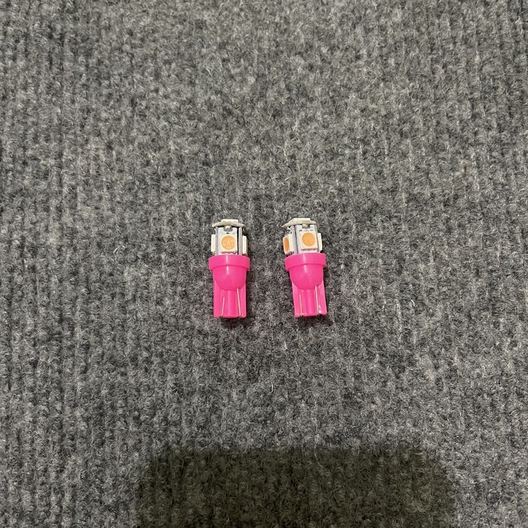 Đèn demi gắn xi nhan , báo số trên mặt đồng hồ xe .