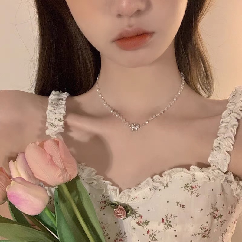 Vòng cổ mặt bướm đính đá pha lê và ngọc trai nhân tạo thanh lịch