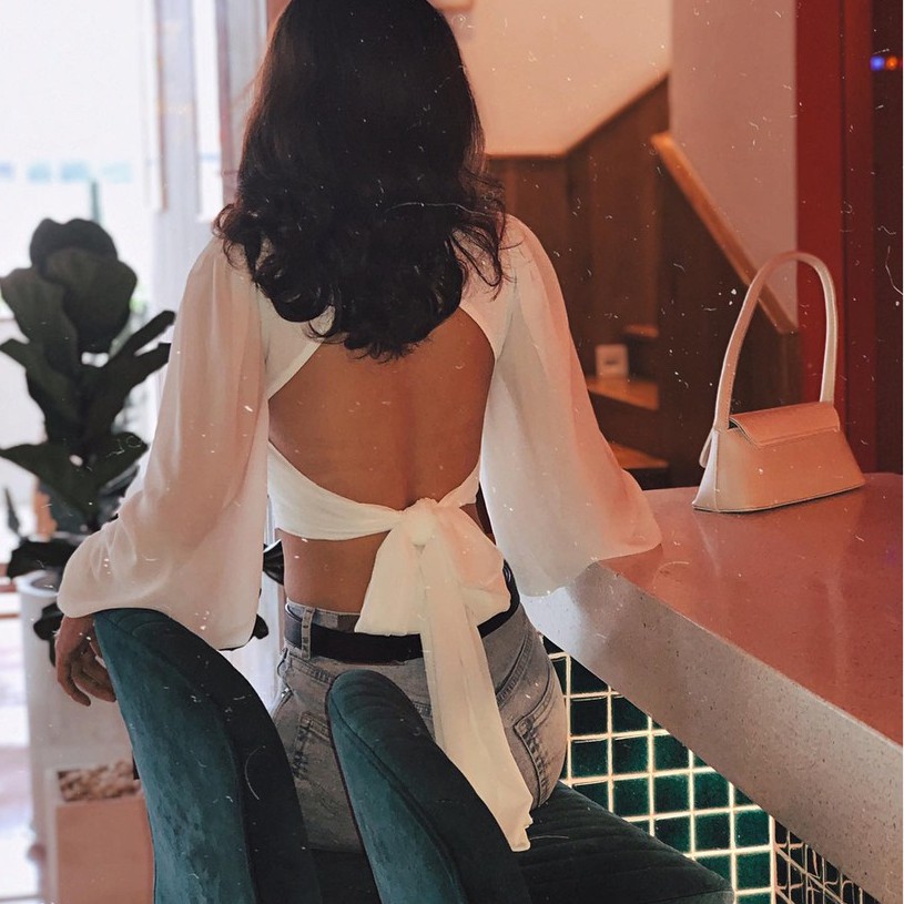 Áo croptop cổ V, tay dài thắt nơ sau lưng, có đính kèm mút ngực