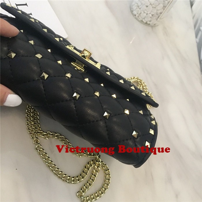 Ví cầm tay đính đinh tán