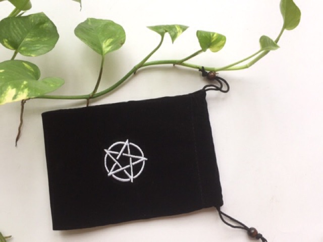 Túi vải nhung đen 12*18cm dây rút thêu hình sao đựng bài Tarot, trang sức, mỹ phẩm, điện thoại