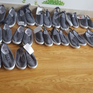 Giày H&M auth. Pick store ạ.