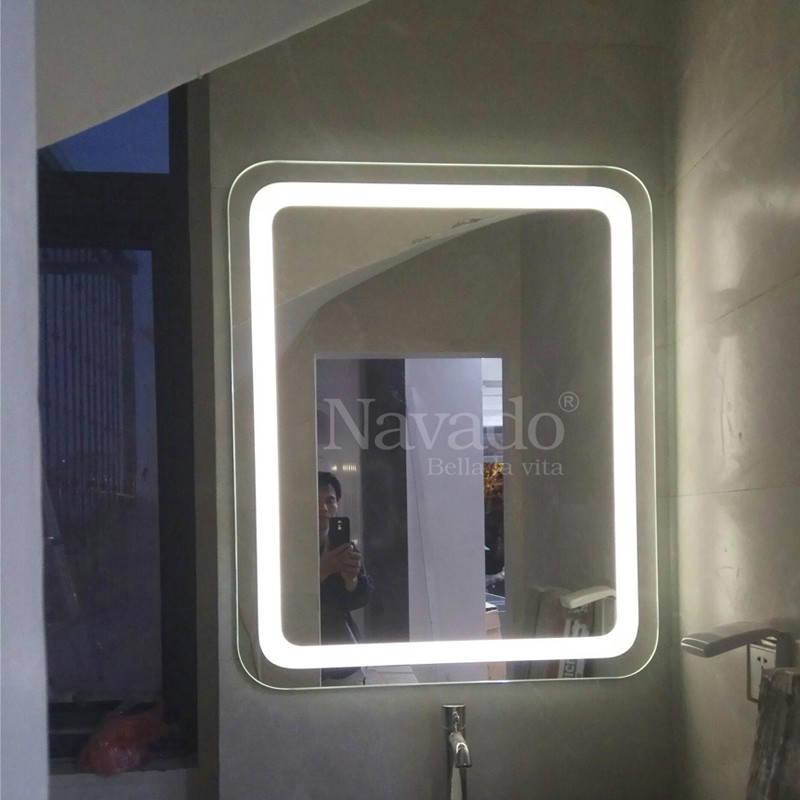 Gương phòng tắm đèn led kb 905 (500 x 700mm) tích hợp đèn led và công tắc cảm ứng trên gương
