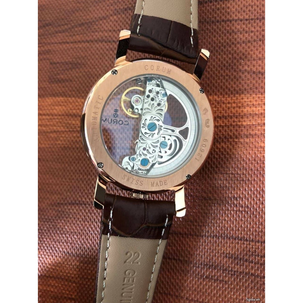 Đồng hồ Nam Corum chữ tròn 2 kim vỏ vàng kính trong suốt chạy cơ dây da 40mm