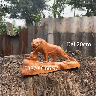 Tượng gỗ con hổ dài 20cm được làm bằng gỗ hương nguyên khối