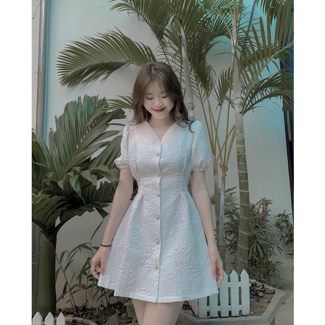 Váy gấm nút ngọc xinh