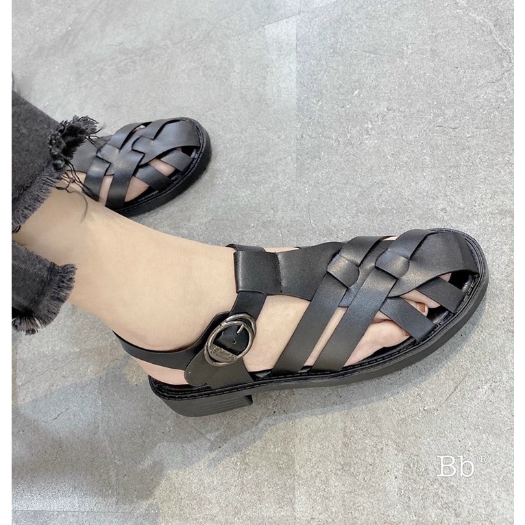 Sandal rọ da màu đen