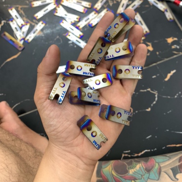 Miếng pas Giữ dây dầu thắng Titan , Gắn các loại xe máy