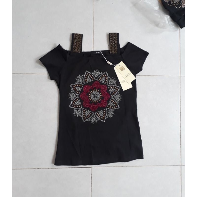 Áo trễ vai đính đá Quảng châu