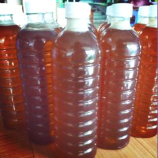 Một chai 1,5 lít mật ong nhãn thanh hà
