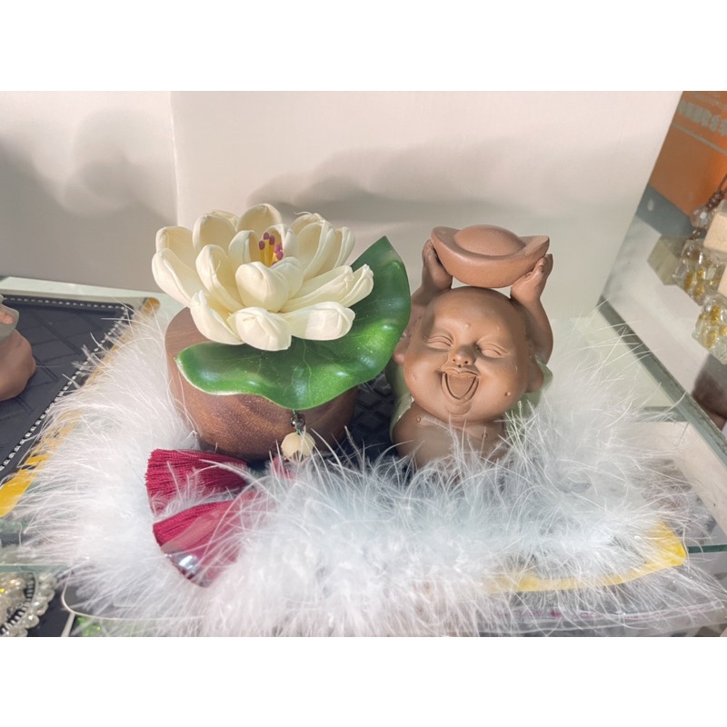 Phụ Kiện Xe Hơi :  Chú Tiểu Bên Đài Sen Trụ Gỗ cao cấp