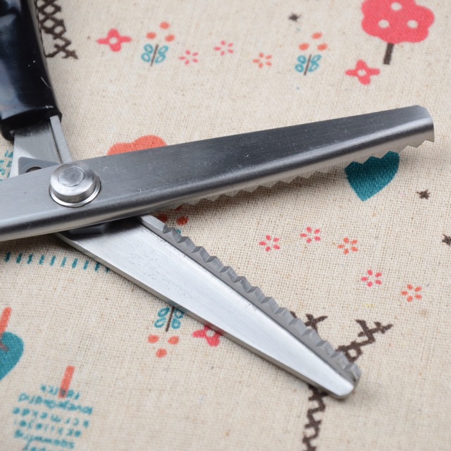 Kéo cắt răng cưa