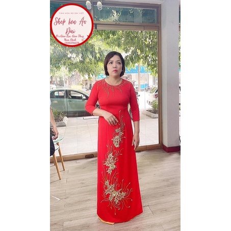 Áo dài đỏ tươi đính kết hoa dải tà hoa vàng đồng cổ tròn, tay lỡ thiết kế sang chảnh