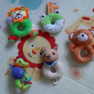 Đồ chơi tập cầm nắm đã qua sử dụng cho bé