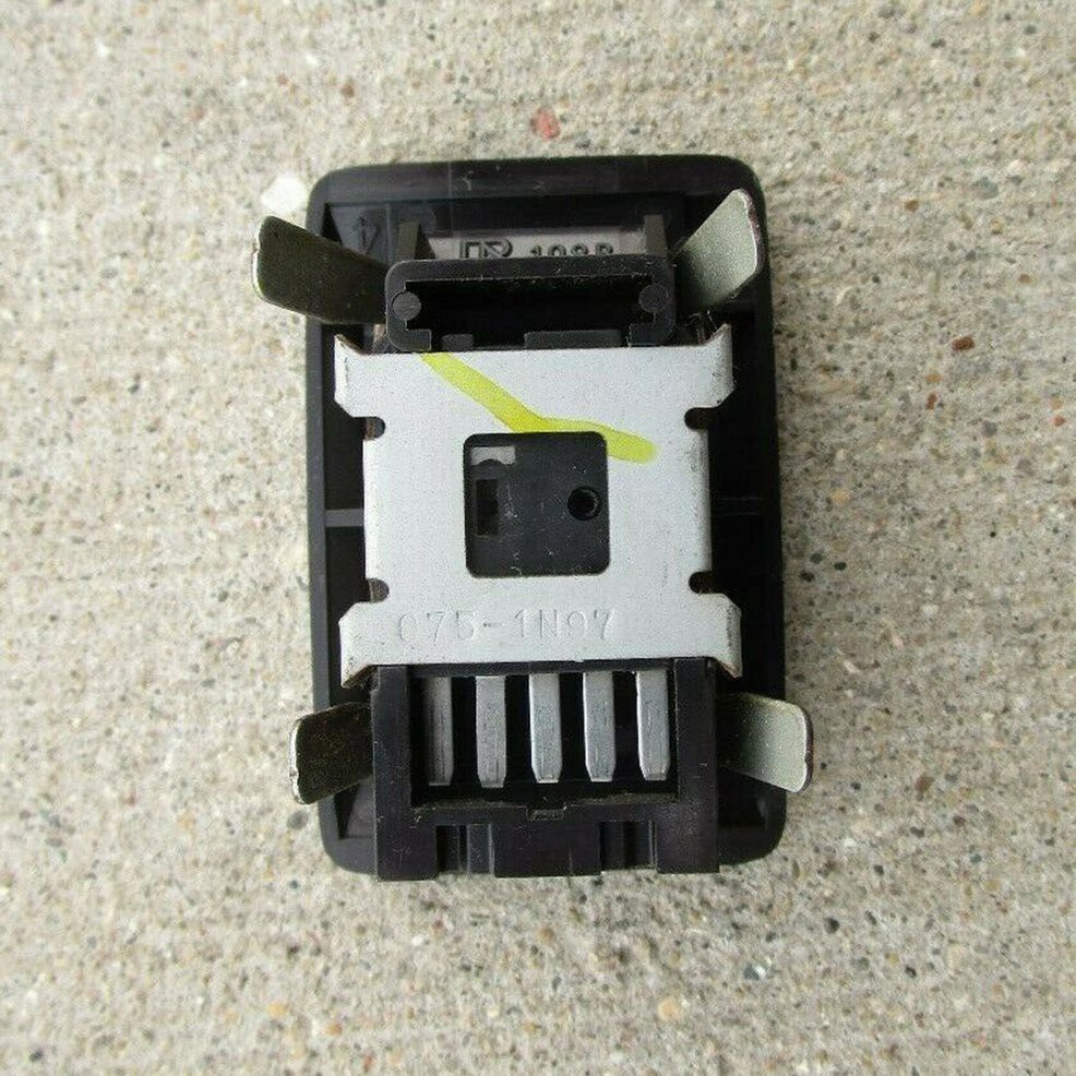 Công Tắc Điều Khiển Cửa Sổ Xe Hơi 88-89 | BigBuy360 - bigbuy360.vn