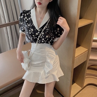 Set áo hoa cúc phối cách điệu cổ V mix chân váy vạt bèo