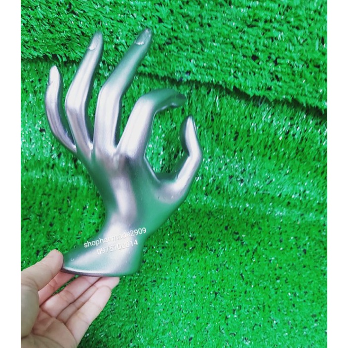 Bàn tay sứ xám trưng bày trang sức cao cấp