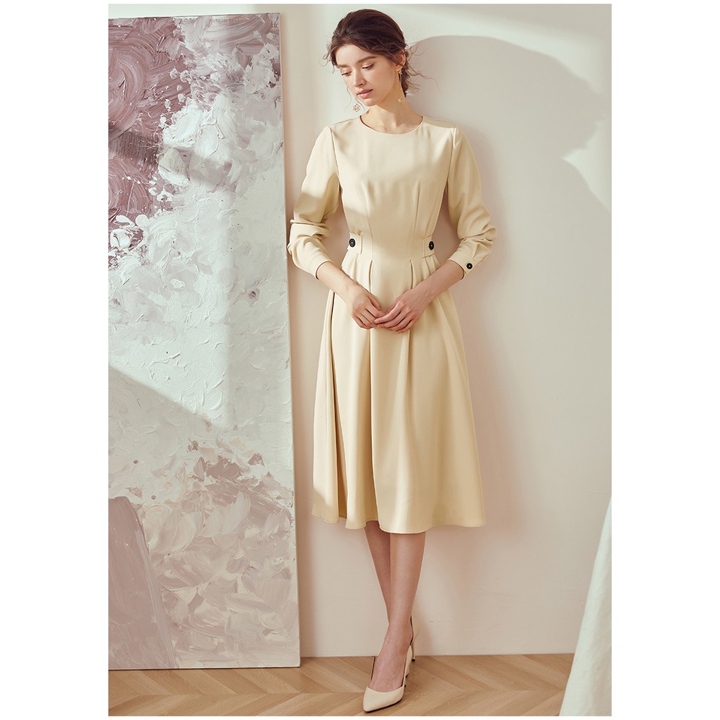 Đầm xòe cổ tròn tay dài kem trơn sang trọng