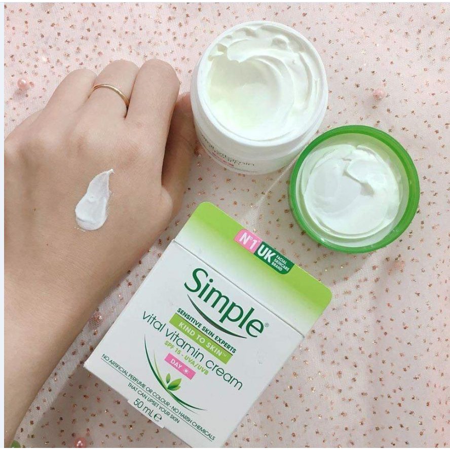 Kem Dưỡng Da Ban Ngày Simple Kind To Skin Vital Vitamin Day Cream SPF15 - 50ml