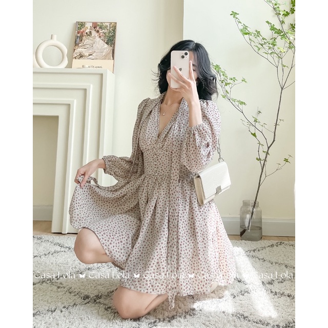 Casa Lola - Jumpsuit xẻ ngực nhấn eo hoa hồng nhí
