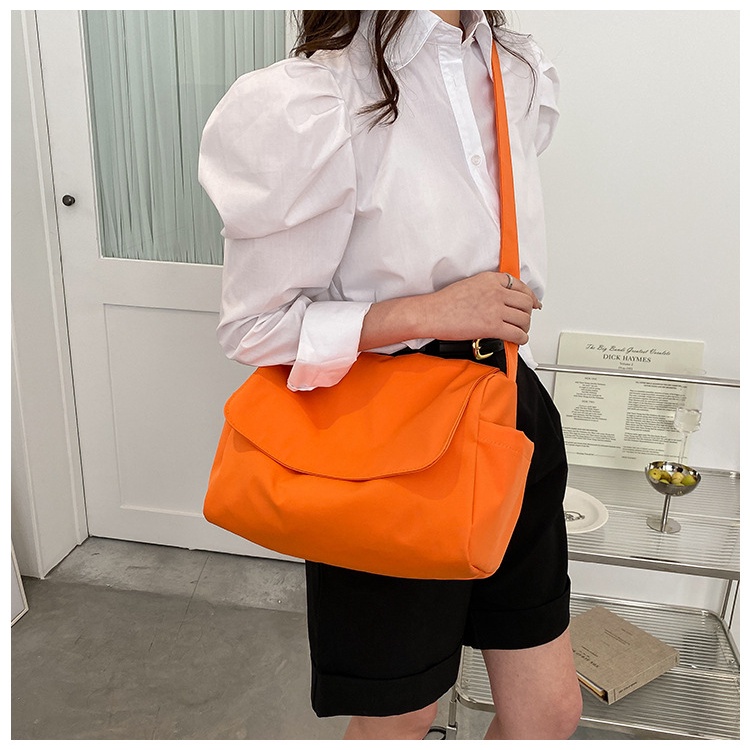 Túi đeo chéo kiểu trơn vải Oxford chống nước cá tính có hai màu đen và cam