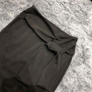 CHÂN VÁY BÚT CHÌ THẮT NƠ