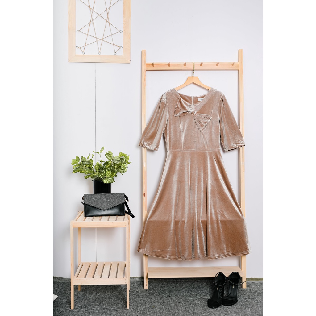 Đầm nhung nữ EMSPO By Gency cổ V dáng dài DS4167