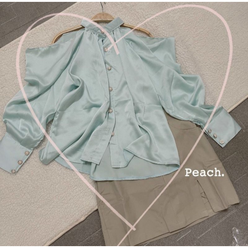 Set áo sơmi xanh mint khoét vai kèm chân váy kaki xẻ đùi