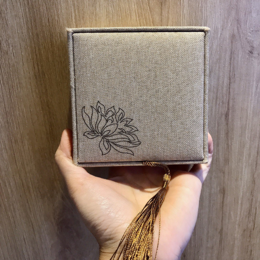 Hộp gấm đựng chuỗi hạt đựng vòng tay sang trọng size 10x10x3,5cm