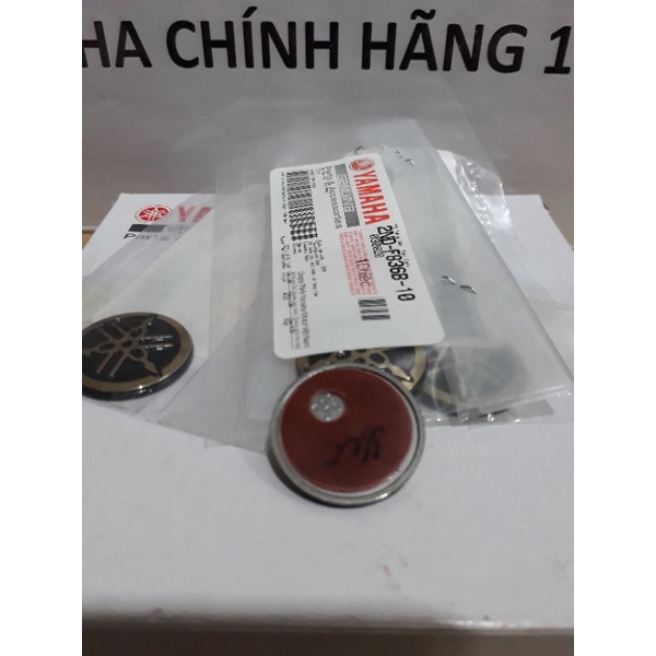 Logo nhựa nổi cứng mặt nạ Exciter 150 màu vàng.màu trắng Yamaha