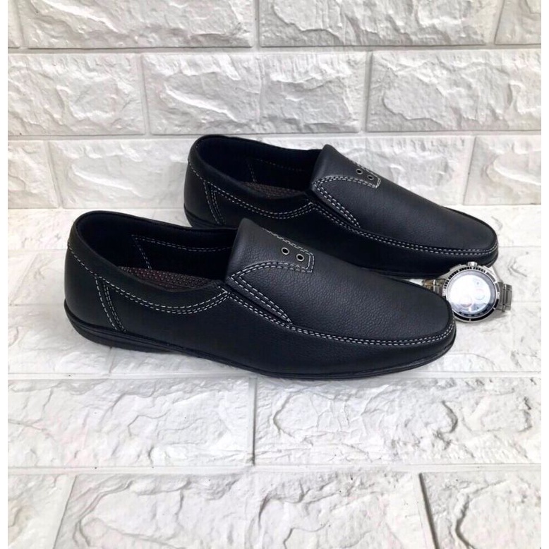 Giày lười nam mẩu mới..kiểu dáng đẹp..da mềm..mã GM11..size từ 39-44..Đế khâu sẵn toàn bộ rất chắc chắn