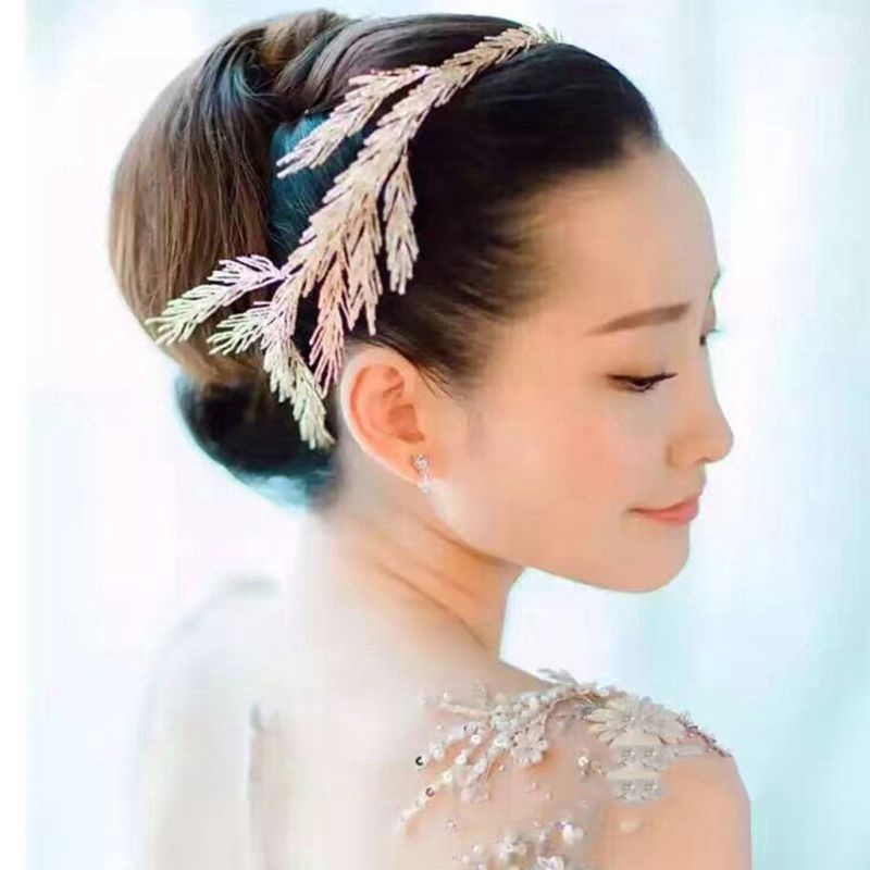 Băng đô lá vàng phong cách baroque trang trí tóc cô dâu