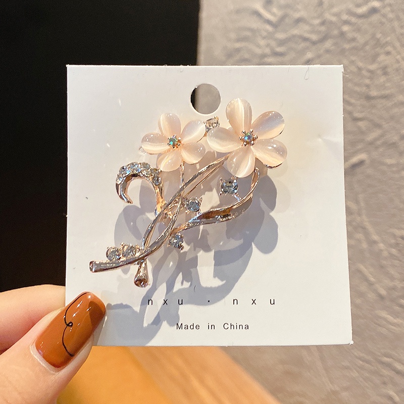 Trâm cài áo đính đá sang trọng