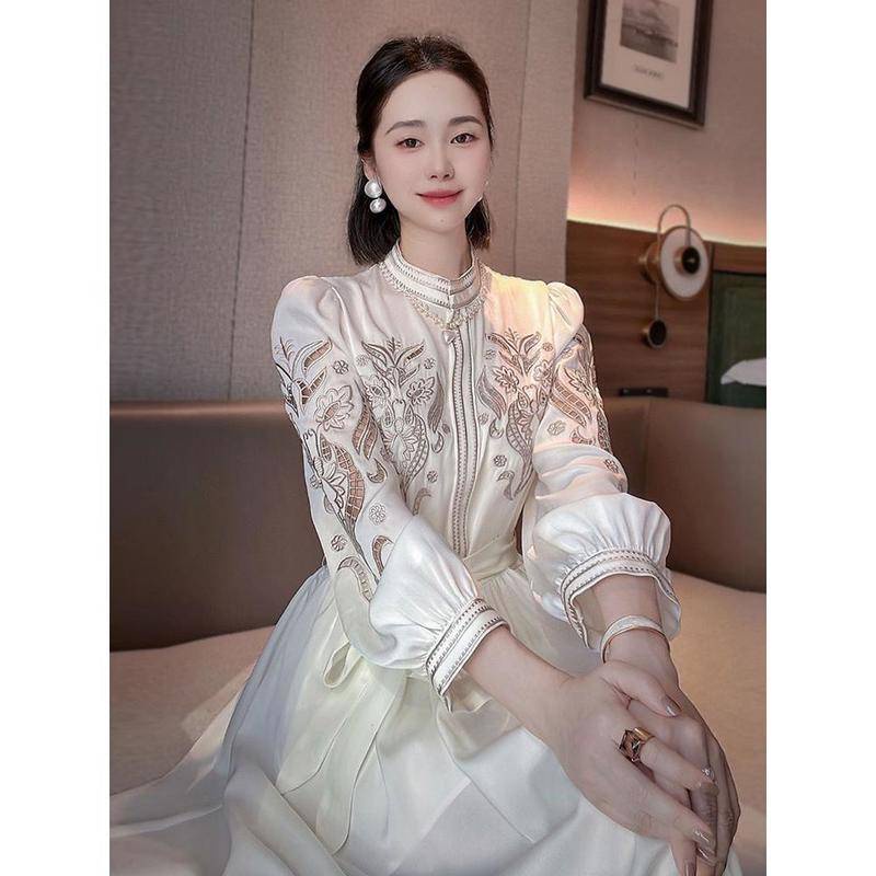 Đầm Lụa Dáng Dài Cổ Đứng Tay Phồng Thêu Họa Tiết Dễ Thương