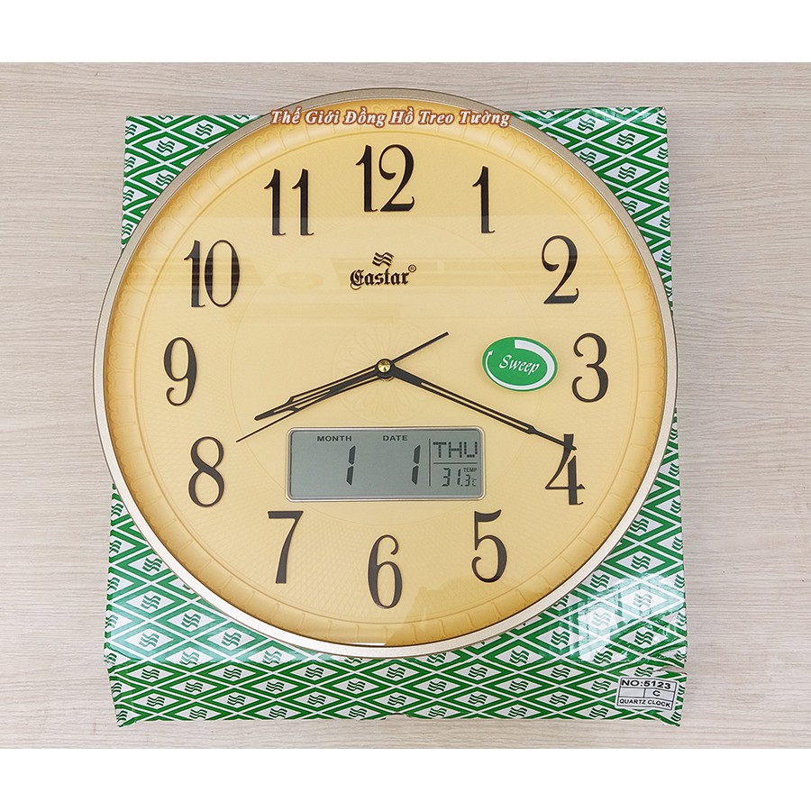 Đồng hồ Treo tường KIM TRÔI EASTAR có NHẠC GÕ Báo Giờ – LỊCH Vạn Niên và NHIỆT KẾ Điện tử – Tặng 4 Pin Maxell – Mặt Vàng