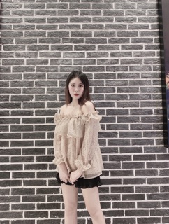 Áo bèo trễ vai chấm bi mặc được 2 kiểu