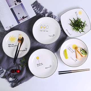 Dĩa trang trí, dĩa sứ tròn viền đen nhiều hoạ tiết dễ thương.