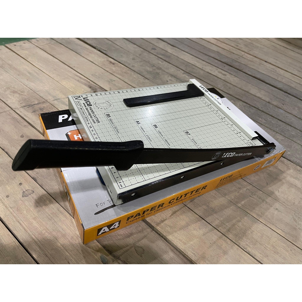 Bàn cắt giấy Leco sắt khổ A3, chắc chắn, có thanh cố định giấy, mẫu mã đẹp, nhẹ, thích hợp cho văn phòng phẩm