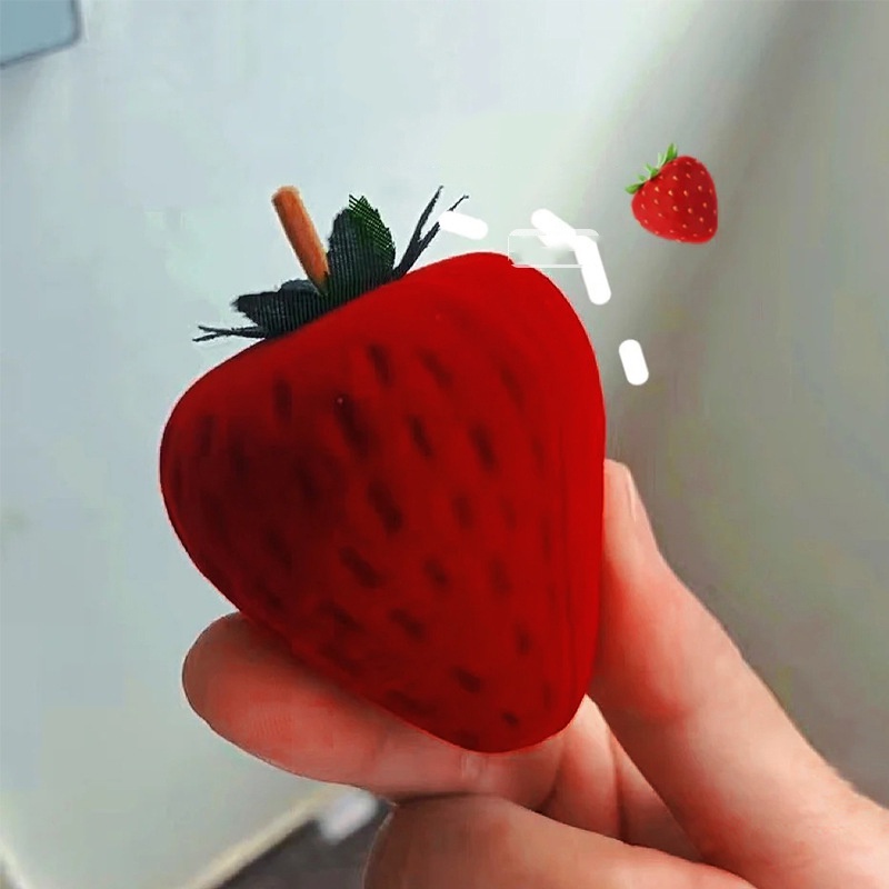 Hộp Đựng Nhẫn Hình Trái Dâu Màu Đỏ Bằng Nhung