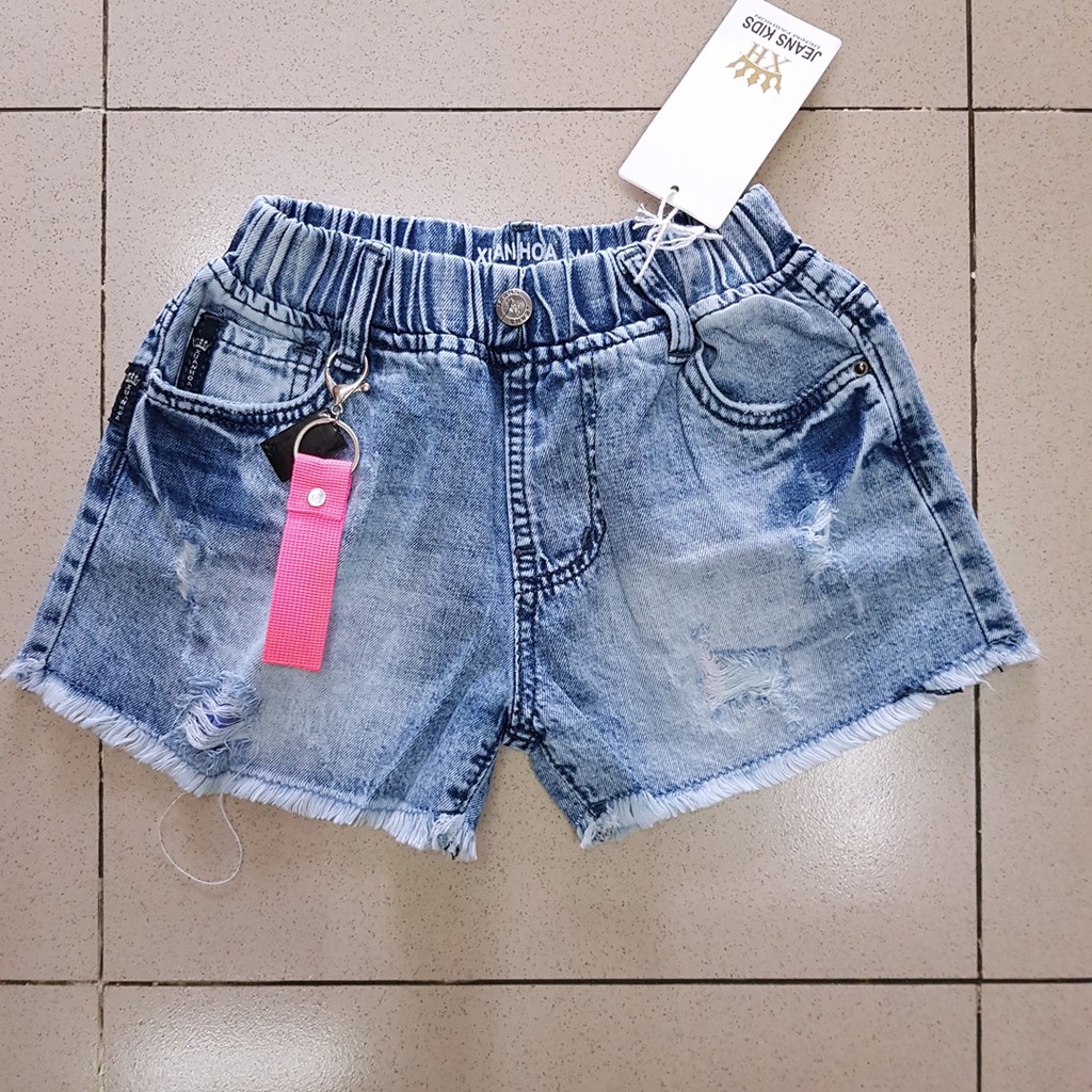 Quần short jean bé gái màu bạc kèm phụ kiện size đại