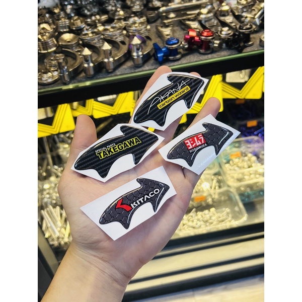 Tem Sticker Carbon Hình Mũi Tên Đổ Nổi, Chỉ Vào Những Chổ Lắp Đồ Chơi Xe