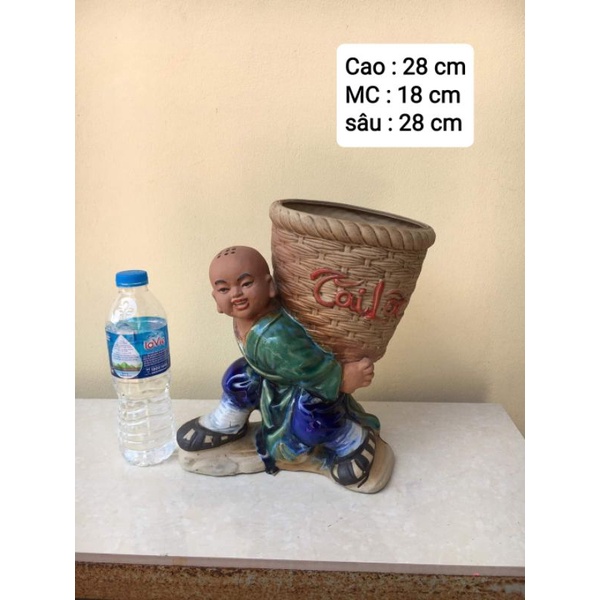 Chú tiểu cõng giỏ Chậu tượng gốm bát tràng