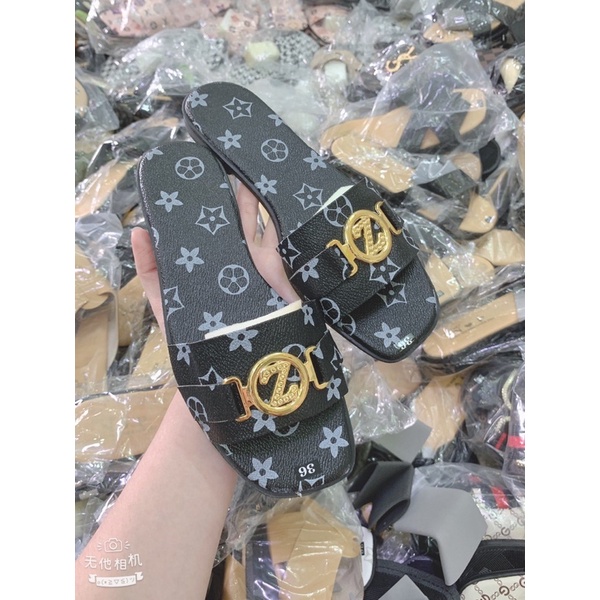 dép quai ngang in hình khoá tròn trong có chữ Z. bao bền đẹp. nắng mưa đều mang được. cam kết như hình. ( hình tự chụp )